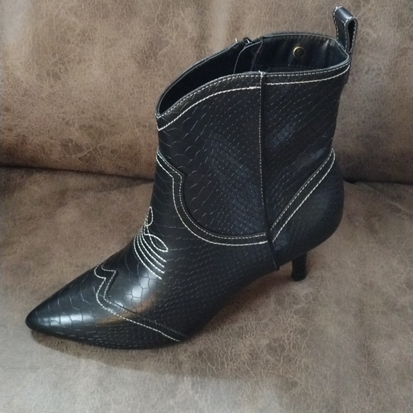Shoes - Black pointy western boots